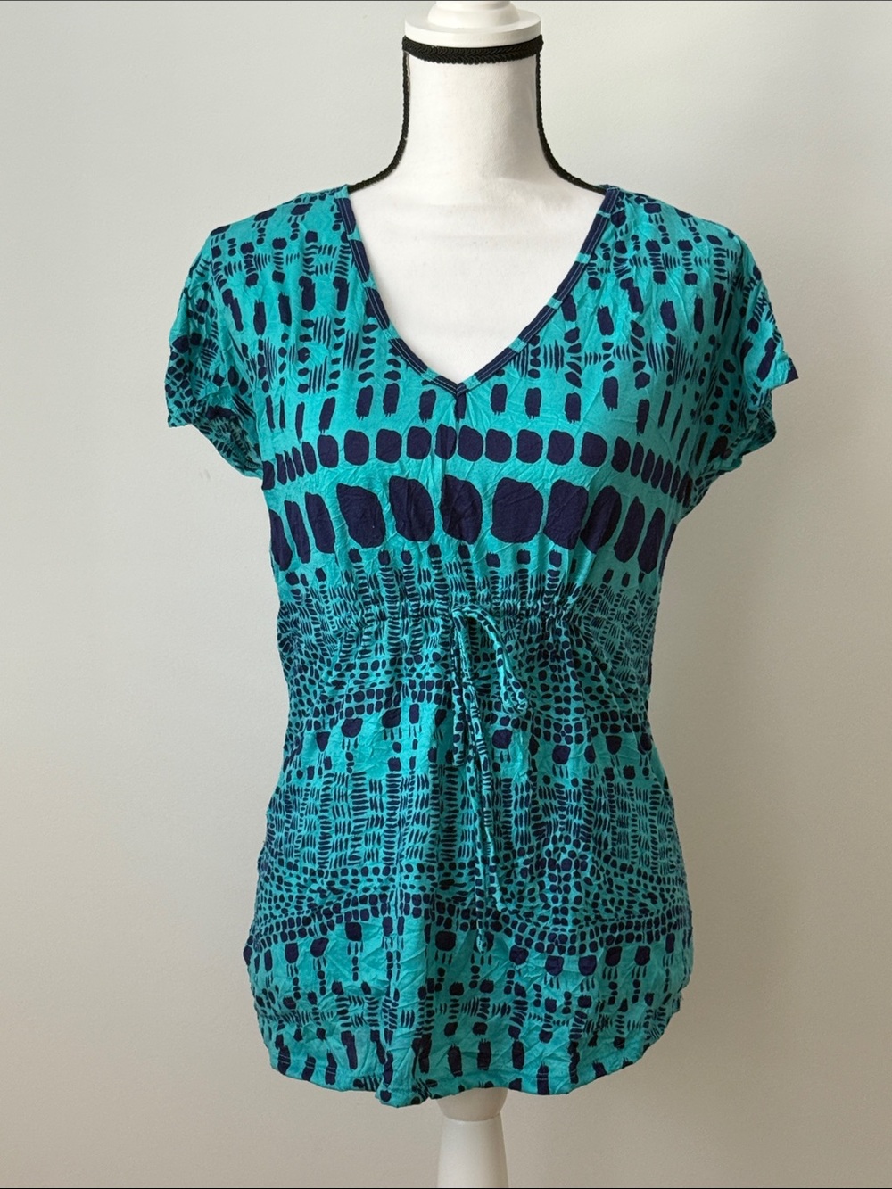 Daisy Fuentes Women’s Teal Patterned V-Neck Top, Size XS